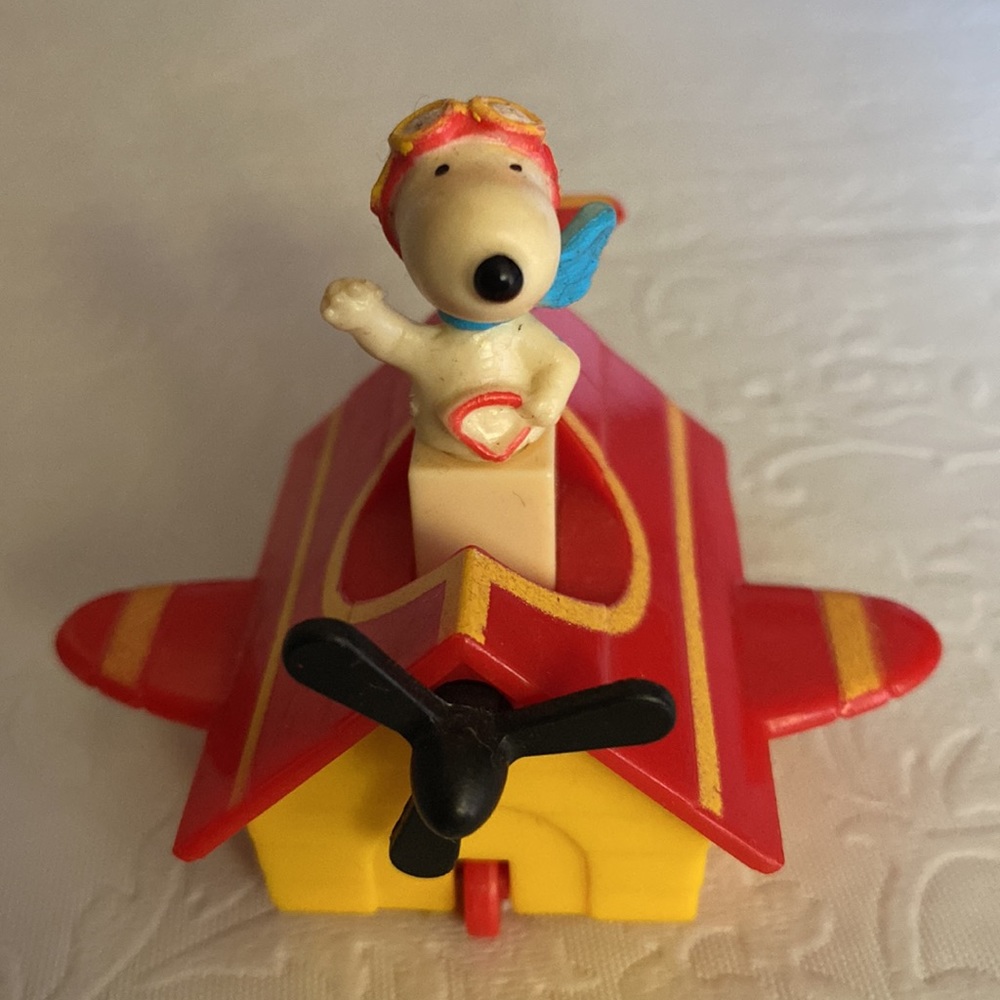 Vintage 1966 Peanuts Snoopy Red Baron Doghouse Pilot Toy